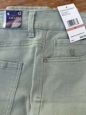 Gloria Vanderbilt Amanda Capri  Size 12. NEW.  Light Green